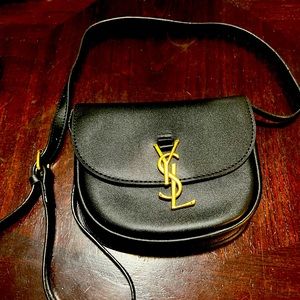 Black trendy, fashionable handbag. Great for outing in the city.